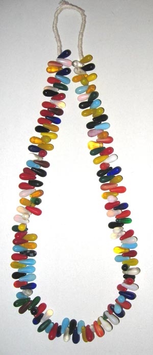 Böhmische Pressglas-Perlen / Strang