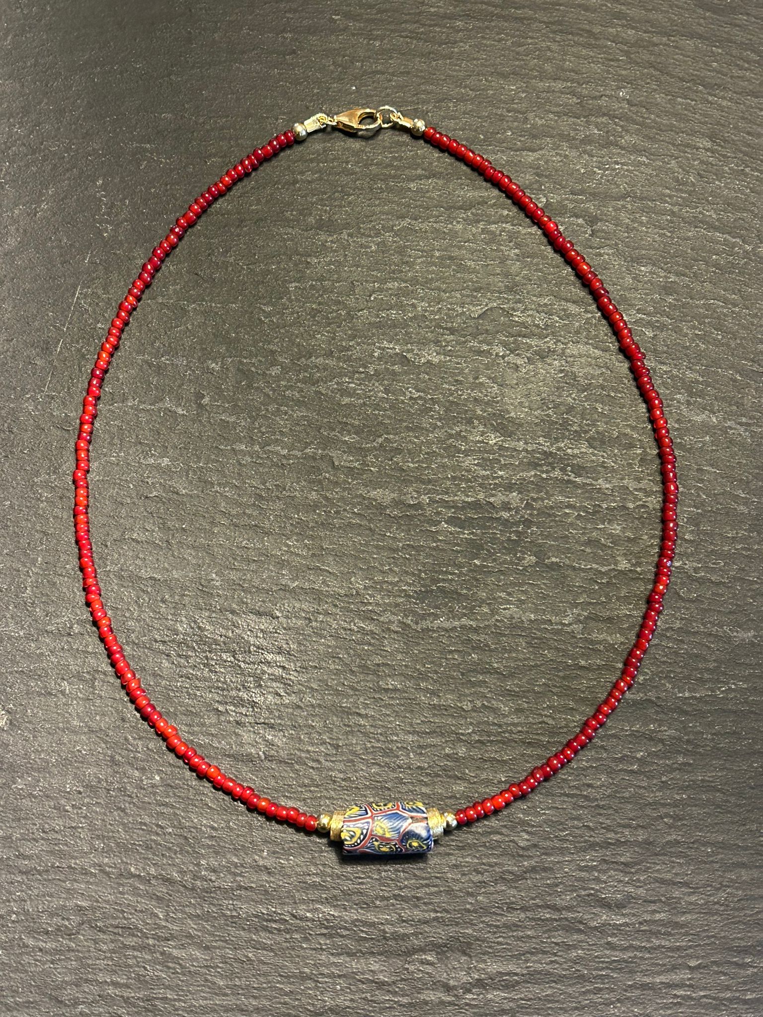 Handgefertigte Halskette mit Red-White Inside Perlen, Millefiori und vergoldeten Sterling-Silber 