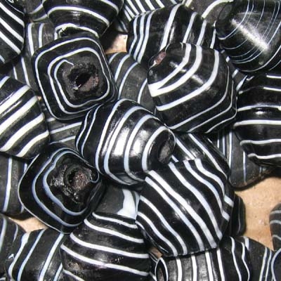 Glasperle ca. 23mm lang, schwarz/weiß 23mm.