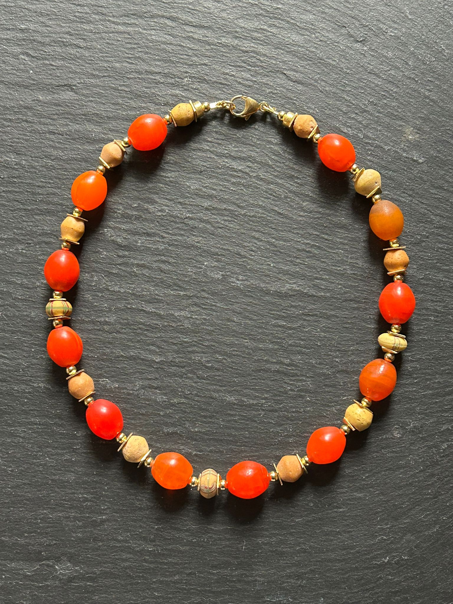 Handgefertigte Halskette mit orangen Olivenperlen und alten, venezianischen Tradebeads