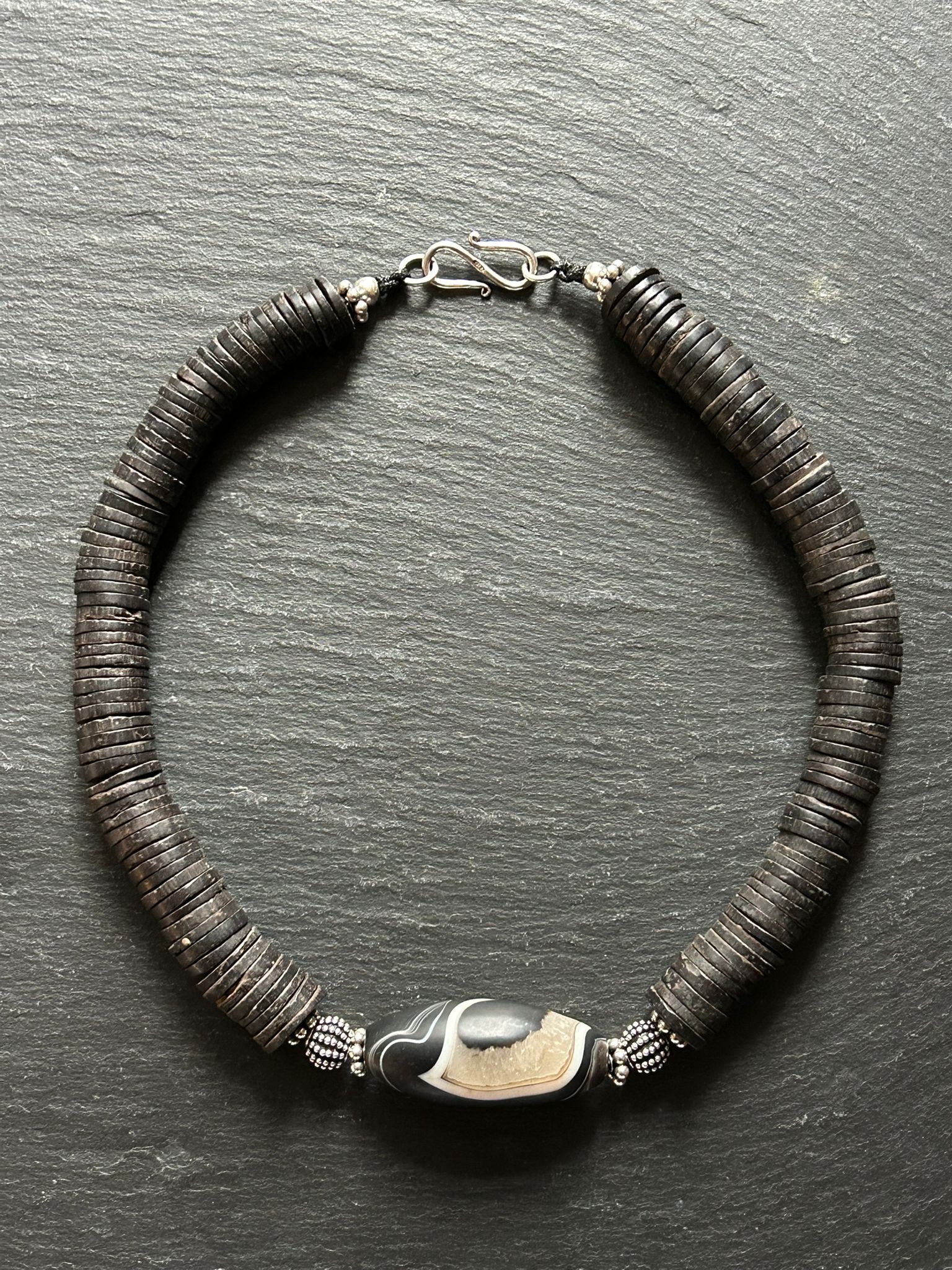 Handgefertigte Halskette mit Kokosscheiben, Achat und Sterling-Silber Elementen