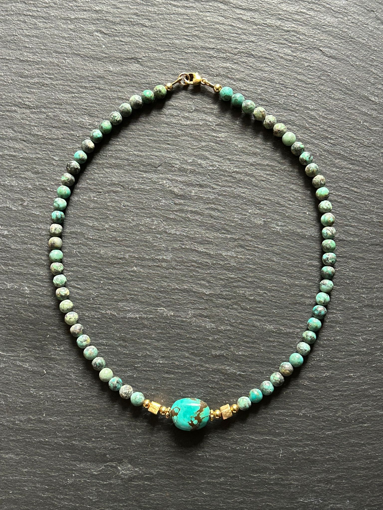 Handgefertigte Kette aus Türkis und vergoldetem Sterling-Silber, 45 cm