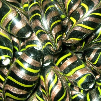 Glasperle mit Aventurin, grün, ca. 13x29mm.